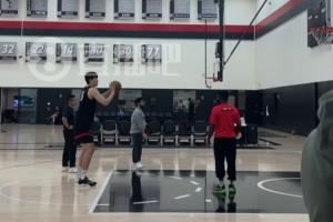 和队友在交流上觉得怎么样？🤣杨瀚森调侃：我说我的 他说他的