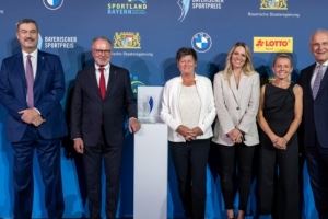 官方：拜仁女足获巴伐利亚体育大使称号，表彰她们体育和社会贡献