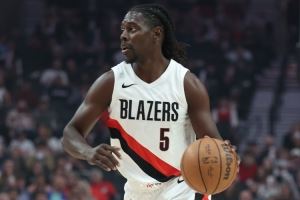 老将还是稳！霍勒迪9投5中&三分6中3 砍下13分3板3助2断