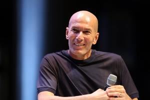 马卡：齐达内出席动漫游戏主题活动，因粉丝太多引发混乱